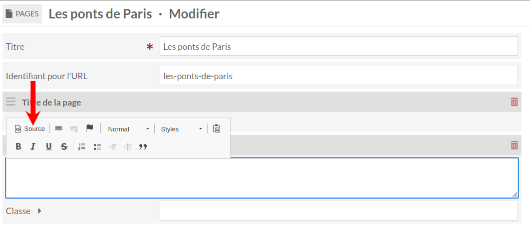 Bloc HTML avec le menu de formatage ouvert. Une flèche rouge pointe vers le bouton Source