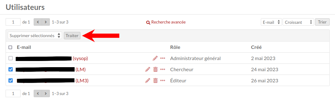 Une flèche rouge pointe vers la liste déroulante où "supprimer sélectionnés" est affiché